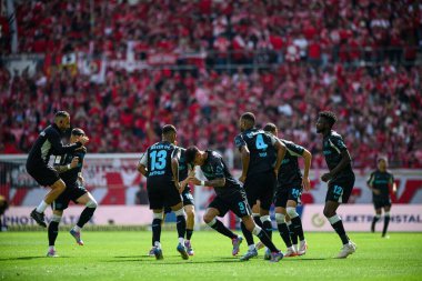 MAINZ, GERMANY - 17 Mayıs 2025: alıştırma, ısınma - Bundesliga maçı 1.FSV Mainz 05 - Bayer 04 Leverkusen ile Mewa Arena 'da.