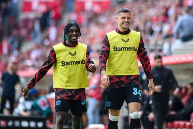 MAINZ, GERMANY - 17 Mayıs 2025: Jeremie Frimpong, Granit Xhaka - Bundesliga maçı 1.FSV Mainz 05 Bayer 04 Leverkusen 'e karşı Mewa Arena' da.