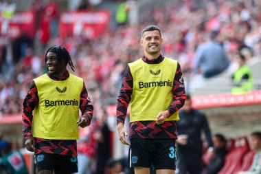 MAINZ, GERMANY - 17 Mayıs 2025: Jeremie Frimpong, Granit Xhaka - Bundesliga maçı 1.FSV Mainz 05 Bayer 04 Leverkusen 'e karşı Mewa Arena' da.