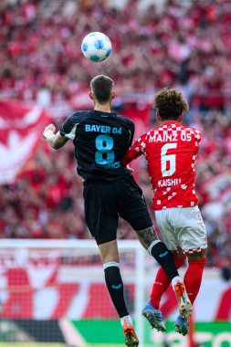 MAINZ, GERMANY - 17 Mayıs 2025: Robert Andrich, Kaishu Sano - Bundesliga maçı 1.FSV Mainz 05 - Bayer 04 Leverkusen.