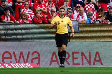 MAINZ, GERMANY - 17 Mayıs 2025: Reichel Tobias, var - Bundesliga maçı 1.FSV Mainz 05-Bayer 04 Leverkusen maçı Mewa Arena 'da.