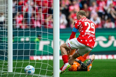 MAINZ, GERMANY - 17 Mayıs 2025: Jonathan Burkardt, gol - 1.FSV Mainz 05 - Bayer 04 Leverkusen maçında Mewa Arena 'da.