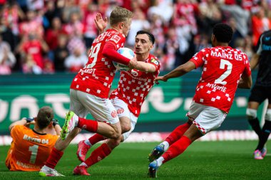 MAINZ, GERMANY - 17 Mayıs 2025: Paul Nebel, Phillipp Mwene, Jonathan Burkardt, gol - Bundesliga maçı 1.FSV Mainz 05, Bayer 04 Leverkusen 'e karşı Mewa Arena' da.