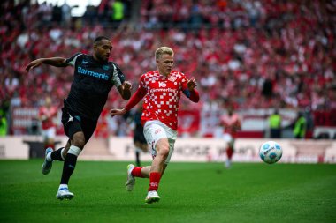 MAINZ, GERMANY - 17 Mayıs 2025: Jonathan Tah, Jonathan Burkardt - Bundesliga maçı 1.FSV Mainz 05 - Bayer 04 Leverkusen maçı Mewa Arena 'da.