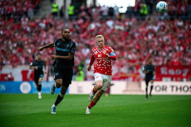 MAINZ, GERMANY - 17 Mayıs 2025: Jonathan Tah, Jonathan Burkardt - Bundesliga maçı 1.FSV Mainz 05 - Bayer 04 Leverkusen maçı Mewa Arena 'da.