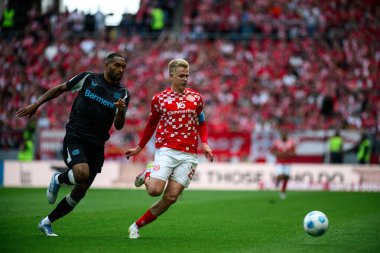 MAINZ, GERMANY - 17 Mayıs 2025: Jonathan Tah, Jonathan Burkardt - Bundesliga maçı 1.FSV Mainz 05 - Bayer 04 Leverkusen maçı Mewa Arena 'da.