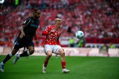 MAINZ, GERMANY - 17 Mayıs 2025: Jonathan Tah, Jonathan Burkardt - Bundesliga maçı 1.FSV Mainz 05 - Bayer 04 Leverkusen maçı Mewa Arena 'da.