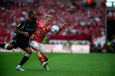 MAINZ, GERMANY - 17 Mayıs 2025: Jonathan Tah, Jonathan Burkardt - Bundesliga maçı 1.FSV Mainz 05 - Bayer 04 Leverkusen maçı Mewa Arena 'da.