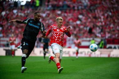 MAINZ, GERMANY - 17 Mayıs 2025: Jonathan Tah, Jonathan Burkardt - Bundesliga maçı 1.FSV Mainz 05 - Bayer 04 Leverkusen maçı Mewa Arena 'da.