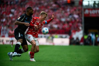 MAINZ, GERMANY - 17 Mayıs 2025: Jonathan Tah, Jonathan Burkardt - Bundesliga maçı 1.FSV Mainz 05 - Bayer 04 Leverkusen maçı Mewa Arena 'da.