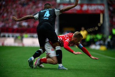 MAINZ, GERMANY - 17 Mayıs 2025: Jonathan Tah, Jonathan Burkardt - Bundesliga maçı 1.FSV Mainz 05 - Bayer 04 Leverkusen maçı Mewa Arena 'da.