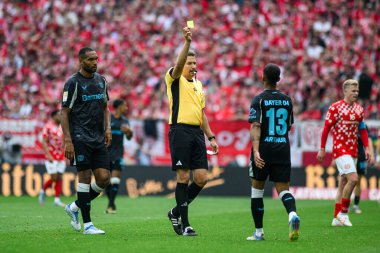 MAINZ, GERMANY - 17 Mayıs 2025: Reichel Tobias, sarı kart, Arthur - Bundesliga maçı 1.FSV Mainz 05 - Bayer 04 Leverkusen Mewa Arena 'da.