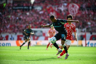 MAINZ, GERMANY - 17 Mayıs 2025: Arthur, Jae-sung Lee - Bundesliga maçı 1.FSV Mainz 05 - Bayer 04 Leverkusen maçı Mewa Arena 'da.