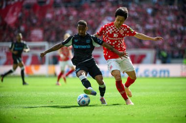 MAINZ, GERMANY - 17 Mayıs 2025: Arthur, Jae-sung Lee - Bundesliga maçı 1.FSV Mainz 05 - Bayer 04 Leverkusen maçı Mewa Arena 'da.