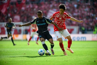 MAINZ, GERMANY - 17 Mayıs 2025: Arthur, Jae-sung Lee - Bundesliga maçı 1.FSV Mainz 05 - Bayer 04 Leverkusen maçı Mewa Arena 'da.