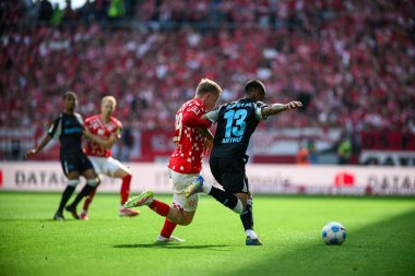 MAINZ, GERMANY - 17 Mayıs 2025: Jonathan Burkardt, Arthur - Bundesliga maçı 1.FSV Mainz 05 - Bayer 04 Leverkusen maçı Mewa Arena 'da.