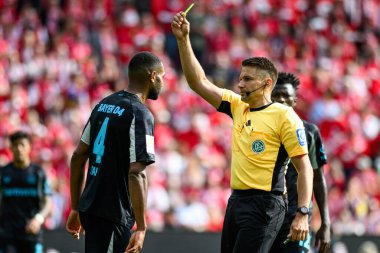 MAINZ, GERMANY - 17 Mayıs 2025: Jonathan Tah, sarı kart, Reichel Tobias - Bundesliga maçı 1.FSV Mainz 05 - Bayer 04 Leverkusen at Mewa Arena.