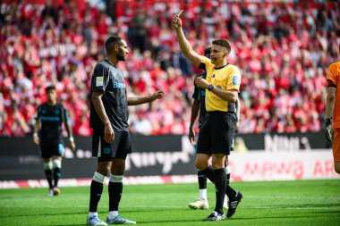MAINZ, GERMANY - 17 Mayıs 2025: Jonathan Tah, sarı kart, Reichel Tobias - Bundesliga maçı 1.FSV Mainz 05 - Bayer 04 Leverkusen at Mewa Arena.