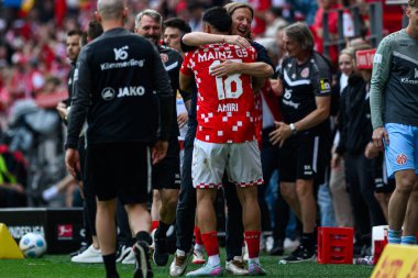 MAINZ, GERMANY - 17 Mayıs 2025: Nadiem Amiri, Bo Henriksen - Bundesliga maçı 1.FSV Mainz 05 Bayer 04 Leverkusen 'e karşı Mewa Arena' da.