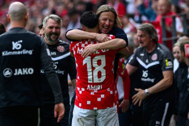 MAINZ, GERMANY - 17 Mayıs 2025: Nadiem Amiri, Bo Henriksen - Bundesliga maçı 1.FSV Mainz 05 Bayer 04 Leverkusen 'e karşı Mewa Arena' da.