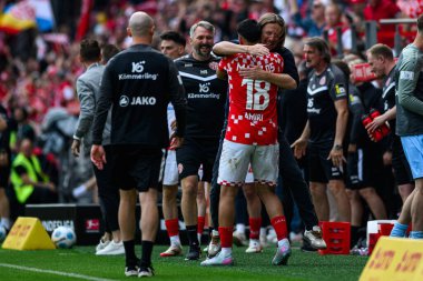 MAINZ, GERMANY - 17 Mayıs 2025: Nadiem Amiri, Bo Henriksen - Bundesliga maçı 1.FSV Mainz 05 Bayer 04 Leverkusen 'e karşı Mewa Arena' da.
