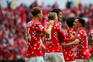 MAINZ, GERMANY - 17 Mayıs 2025: Stefan Bell, gol - 1.FSV Mainz 05 - Bayer 04 Leverkusen maçında Mewa Arena 'da.