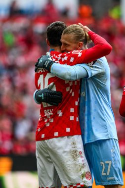 MAINZ, GERMANY - 17 Mayıs 2025: Stefan Bell, Robin Zentner - Bundesliga maçı 1.FSV Mainz 05-Bayer 04 Leverkusen maçı Mewa Arena 'da.