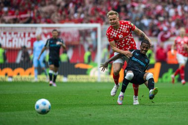 MAINZ, GERMANY - 17 Mayıs 2025: Lennard Maloney, Arthur - Bundesliga maçı 1.FSV Mainz 05 - Bayer 04 Leverkusen maçı Mewa Arena 'da.