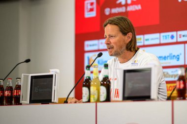 MAINZ, GERMANY - 17 Mayıs 2025: Bo Henriksen, Bundesliga maçından sonra MEWA ARENA 'da Bayer 04 Leverkusen' e karşı oynanan maçtan sonra baş antrenör basın toplantısında konuştu.