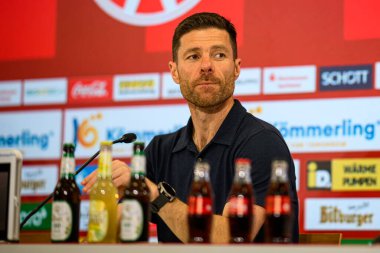 MAINZ, GERMANY - 17 Mayıs 2025: Xabi Alonso, Bayer Leverkusen baş antrenörü Bundesliga maçından sonra MEWA ARENA 'da FSV Mainz 05' e karşı oynanan maç sonrası basın toplantısında konuştu.