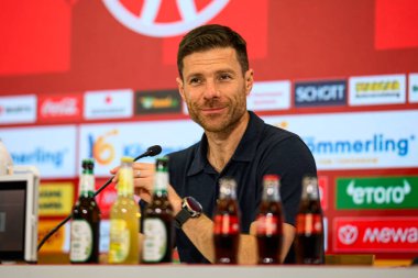 MAINZ, GERMANY - 17 Mayıs 2025: Xabi Alonso, Bayer Leverkusen baş antrenörü Bundesliga maçından sonra MEWA ARENA 'da FSV Mainz 05' e karşı oynanan maç sonrası basın toplantısında konuştu.