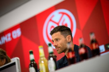 MAINZ, GERMANY - 17 Mayıs 2025: Xabi Alonso, Bayer Leverkusen baş antrenörü Bundesliga maçından sonra MEWA ARENA 'da FSV Mainz 05' e karşı oynanan maç sonrası basın toplantısında konuştu.