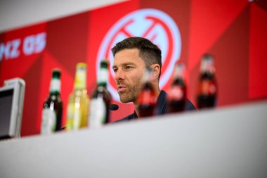 MAINZ, GERMANY - 17 Mayıs 2025: Xabi Alonso, Bayer Leverkusen baş antrenörü Bundesliga maçından sonra MEWA ARENA 'da FSV Mainz 05' e karşı oynanan maç sonrası basın toplantısında konuştu.