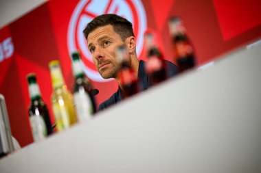 MAINZ, GERMANY - 17 Mayıs 2025: Xabi Alonso, Bayer Leverkusen baş antrenörü Bundesliga maçından sonra MEWA ARENA 'da FSV Mainz 05' e karşı oynanan maç sonrası basın toplantısında konuştu.