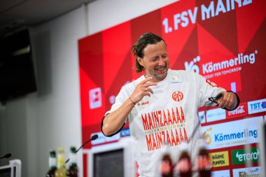MAINZ, GERMANY - 17 Mayıs 2025: Bo Henriksen, Bundesliga maçından sonra MEWA ARENA 'da Bayer 04 Leverkusen' e karşı oynanan maçtan sonra baş antrenör basın toplantısında konuştu.