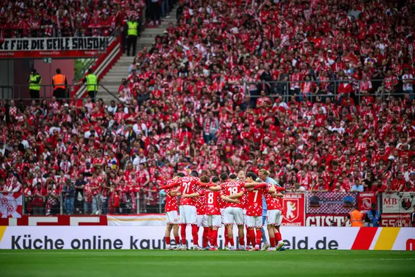 MAINZ, GERMANY - 17 Mayıs 2025: Takım Çemberi - Bundesliga maçı 1.FSV Mainz 05 - Bayer 04 Leverkusen maçı Mewa Arena 'da.