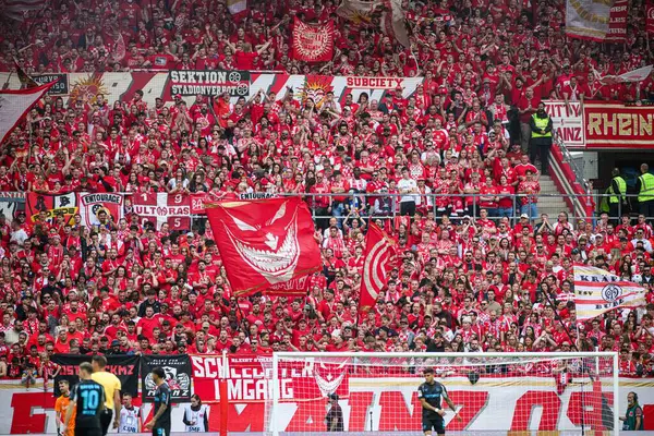 MAINZ, GERMANY - 17 Mayıs 2025: The Bundesliga maçı 1.FSV Mainz 05 - Bayer 04 Leverkusen, Mewa Arena 'da.