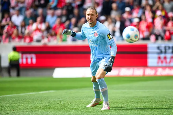 MAINZ, GERMANY - 17 Mayıs 2025: Robin Zentner - Bundesliga maçı 1.FSV Mainz 05 - Bayer 04 Leverkusen 'e karşı Mewa Arena' da.