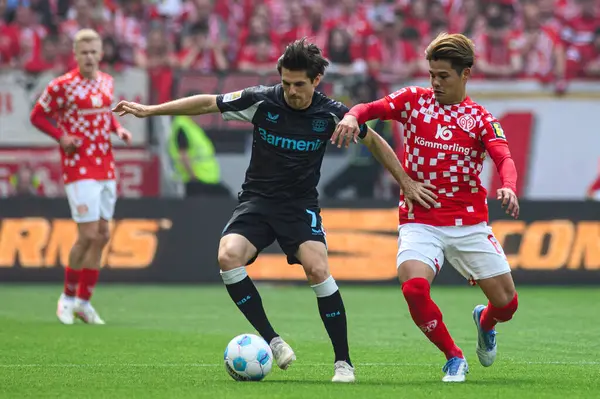 MAINZ, GERMANY - 17 Mayıs 2025: Jonas Hofmann, Kaishu Sano - Bundesliga maçı 1.FSV Mainz 05 - Bayer 04 Leverkusen maçı Mewa Arena 'da.