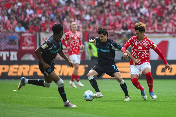 MAINZ, GERMANY - 17 Mayıs 2025: Jonas Hofmann, Kaishu Sano - Bundesliga maçı 1.FSV Mainz 05 - Bayer 04 Leverkusen maçı Mewa Arena 'da.