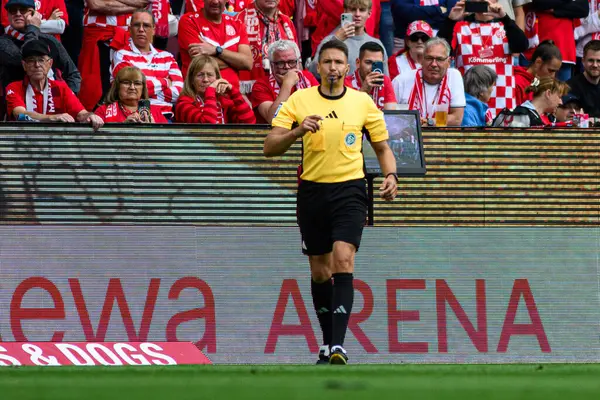 MAINZ, GERMANY - 17 Mayıs 2025: Reichel Tobias, var - Bundesliga maçı 1.FSV Mainz 05-Bayer 04 Leverkusen maçı Mewa Arena 'da.