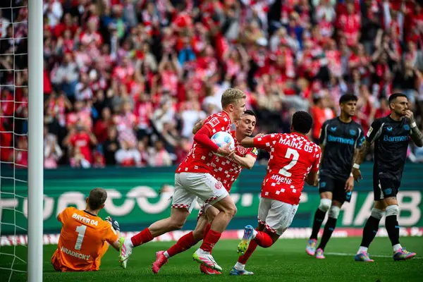 MAINZ, GERMANY - 17 Mayıs 2025: Paul Nebel, Phillipp Mwene, Jonathan Burkardt, gol - Bundesliga maçı 1.FSV Mainz 05, Bayer 04 Leverkusen 'e karşı Mewa Arena' da.