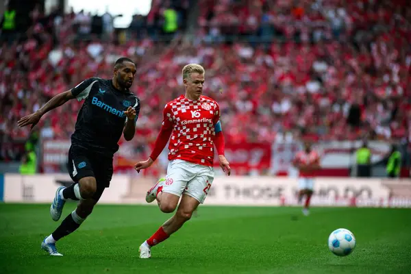MAINZ, GERMANY - 17 Mayıs 2025: Jonathan Tah, Jonathan Burkardt - Bundesliga maçı 1.FSV Mainz 05 - Bayer 04 Leverkusen maçı Mewa Arena 'da.