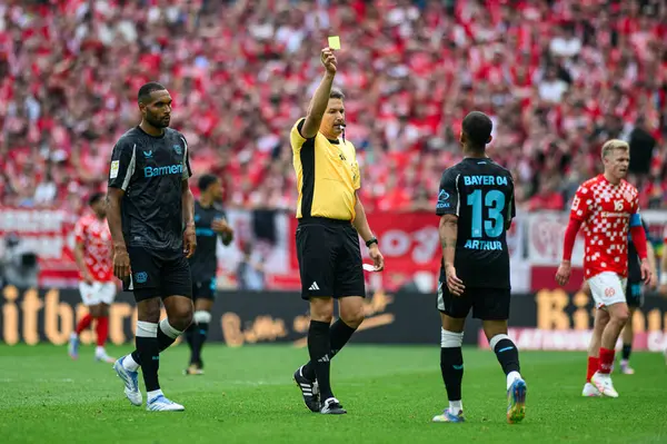 MAINZ, GERMANY - 17 Mayıs 2025: Reichel Tobias, sarı kart, Arthur - Bundesliga maçı 1.FSV Mainz 05 - Bayer 04 Leverkusen Mewa Arena 'da.