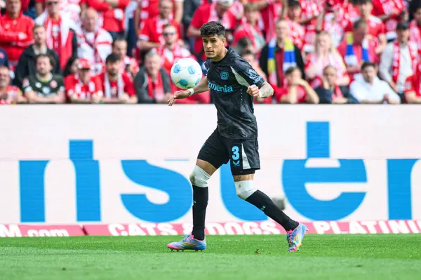 MAINZ, GERMANY - 17 Mayıs 2025: Piero Hincapie - Bundesliga maçı 1.FSV Mainz 05 - Bayer 04 Leverkusen maçı Mewa Arena 'da.