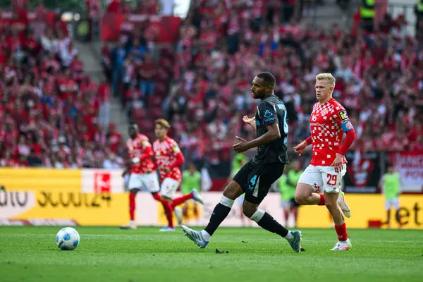 MAINZ, GERMANY - 17 Mayıs 2025: Jonathan Tah - Bundesliga maçı 1.FSV Mainz 05 Bayer 04 Leverkusen 'e karşı Mewa Arena' da.