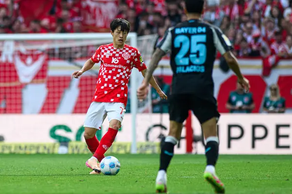 MAINZ, GERMANY - 17 Mayıs 2025: Jae-sung Lee - Bundesliga maçı 1.FSV Mainz 05, Bayer 04 Leverkusen 'e karşı Mewa Arena' da.
