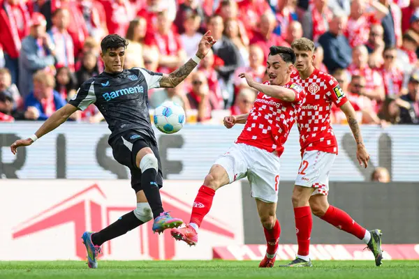 MAINZ, GERMANY - 17 Mayıs 2025: Piero Hincapie, Paul Nebel - Bundesliga maçı 1.FSV Mainz 05 - Bayer 04 Leverkusen maçı Mewa Arena 'da.