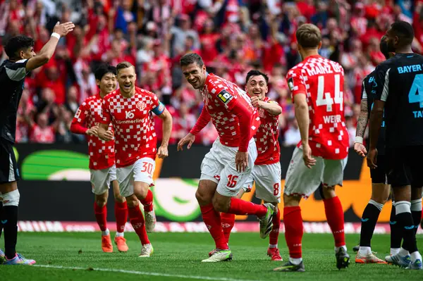 MAINZ, GERMANY - 17 Mayıs 2025: Stefan Bell, gol - 1.FSV Mainz 05 - Bayer 04 Leverkusen maçında Mewa Arena 'da.