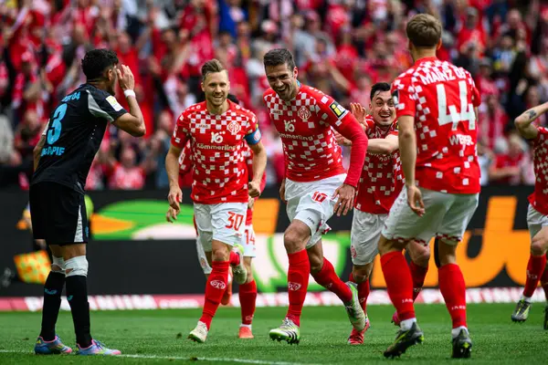 MAINZ, GERMANY - 17 Mayıs 2025: Stefan Bell, gol - 1.FSV Mainz 05 - Bayer 04 Leverkusen maçında Mewa Arena 'da.